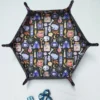 Piste à dés hexagonale en simili cuir noir et coton motif "Sorciers"