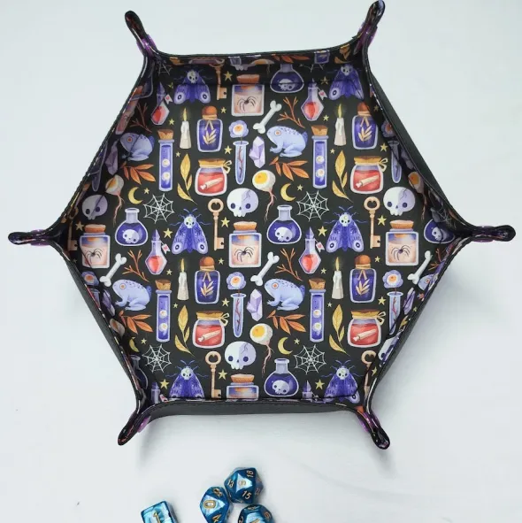Piste à dés hexagonale en simili cuir noir et coton motif "Sorciers"