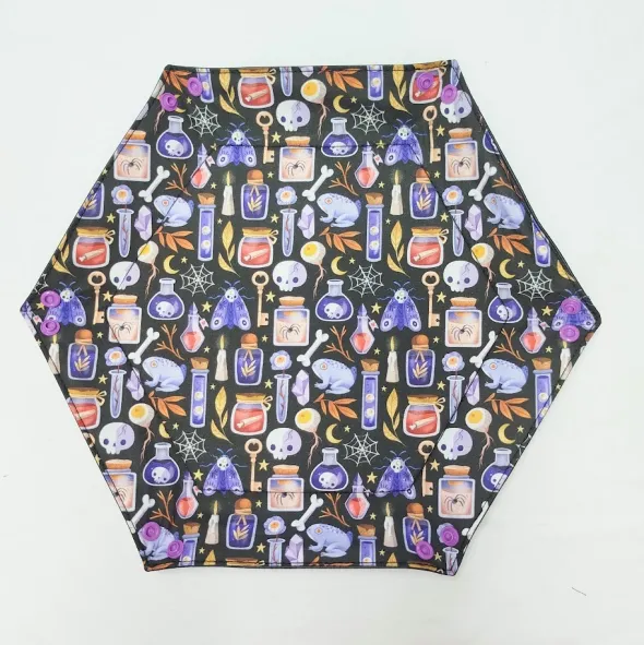 Piste à dés hexagonale en simili cuir noir et coton motif "Sorciers"